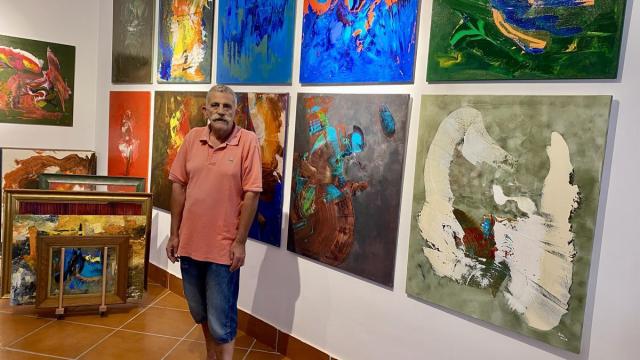 Iñaki Oreja, pintor zumaiarra, en el interior de su Atelier.