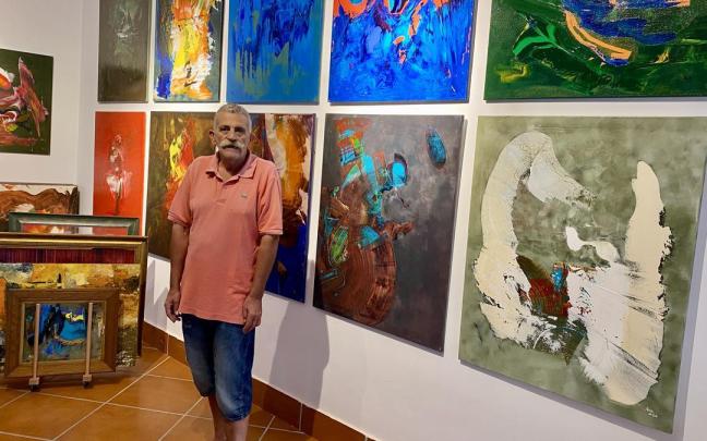 Iñaki Oreja, pintor zumaiarra, en el interior de su Atelier.