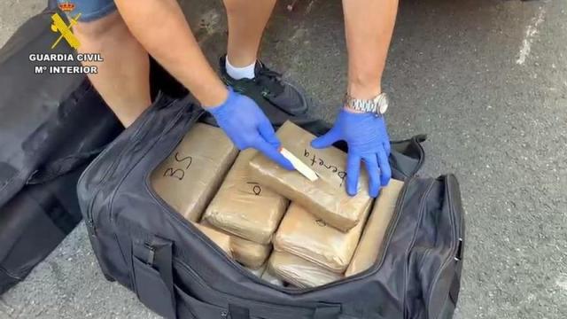 Una maleta cargada con cocaína interceptada en Talavera la Real.