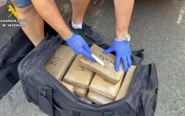 Una maleta cargada con cocaína interceptada en Talavera la Real.