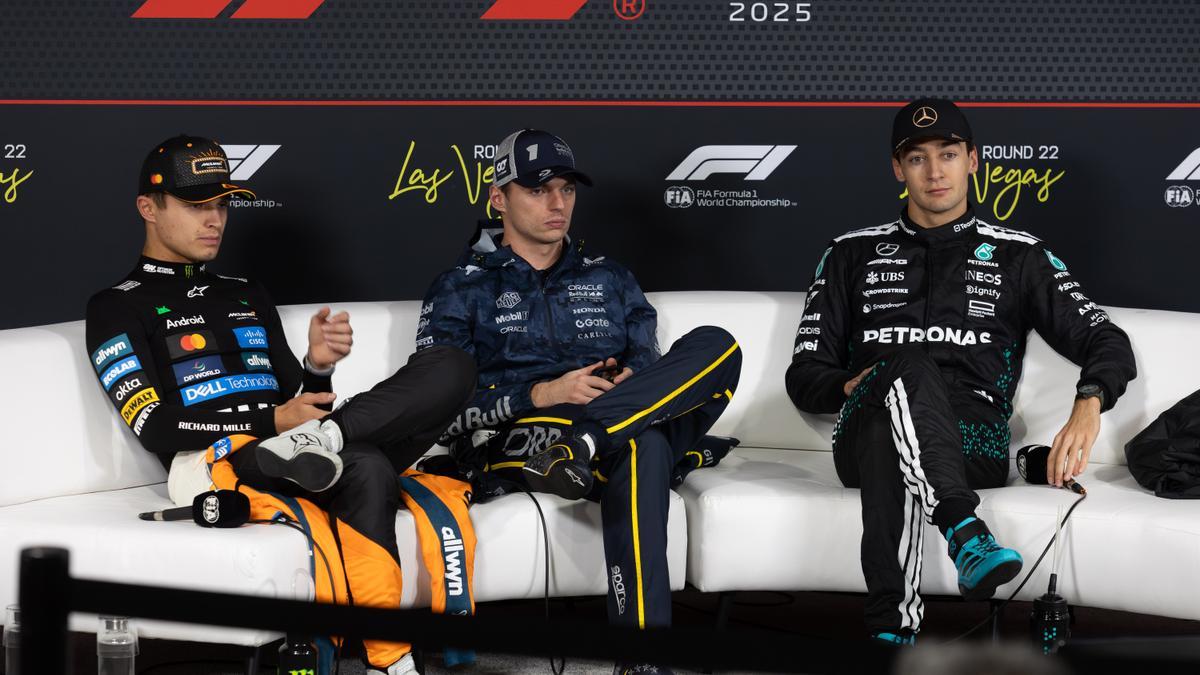 Lando Norris, Max Verstappen y George Russell, durante una rueda de prensa de la pasada temporada.