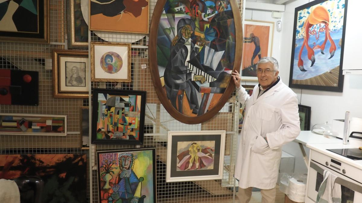 Alberto Ramírez vive literalmente rodeado de obras de arte en la galería, el laboratorio y su domicilio en Soraluze.