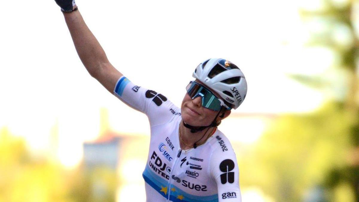 Vollering festeja la victoria en la primera etapa y el liderato.