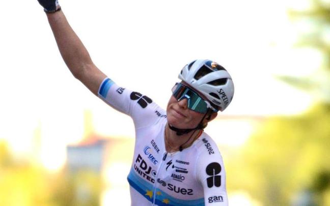 Vollering festeja la victoria en la primera etapa y el liderato.