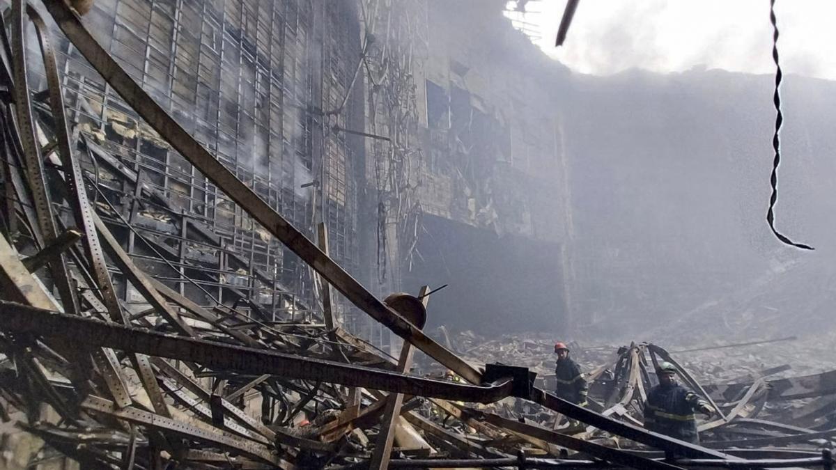 El incendio provocado por los terroristas ha dejado la sala de conciertos reducida a escombros