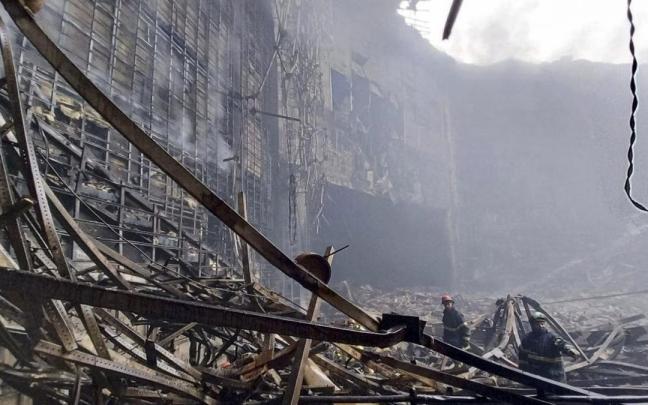 El incendio provocado por los terroristas ha dejado la sala de conciertos reducida a escombros / NTM El incendio provocado por los terroristas ha dejado la sala de conciertos reducida a escombros