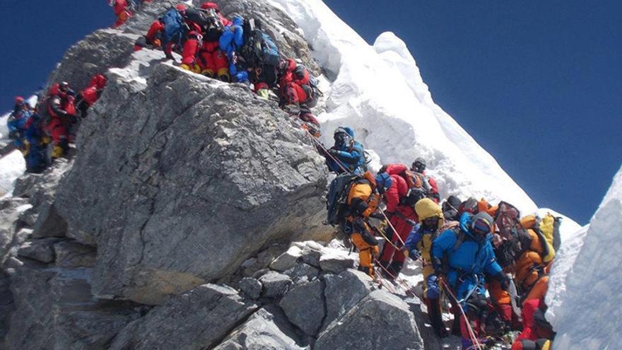 Imagen de un atasco en el Escalón Hillary, zona próxima a la cima del Everest.