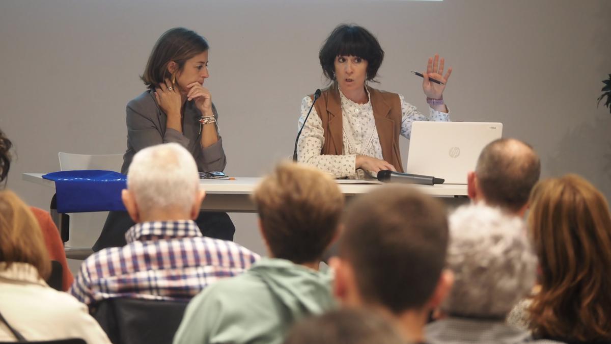 Nagore Akorta y Leire Goenaga, durante la presentación del estudio diagnósticos en la Azoka Plaza.