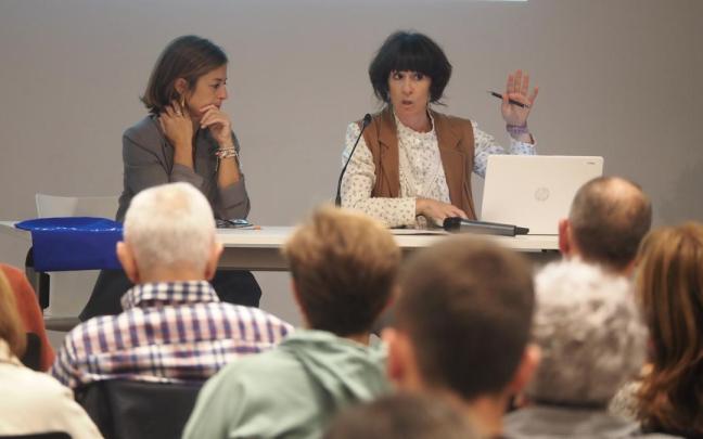Nagore Akorta y Leire Goenaga, durante la presentación del estudio diagnósticos en la Azoka Plaza.