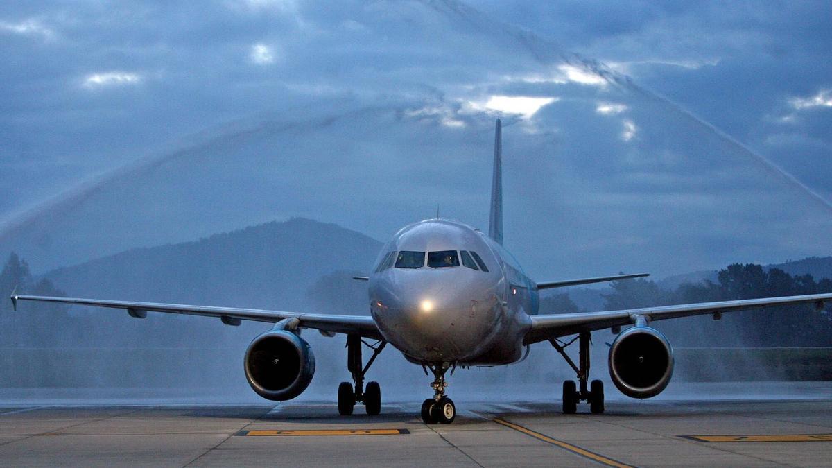 Un avión, en el aeropuerto de Vigo.
