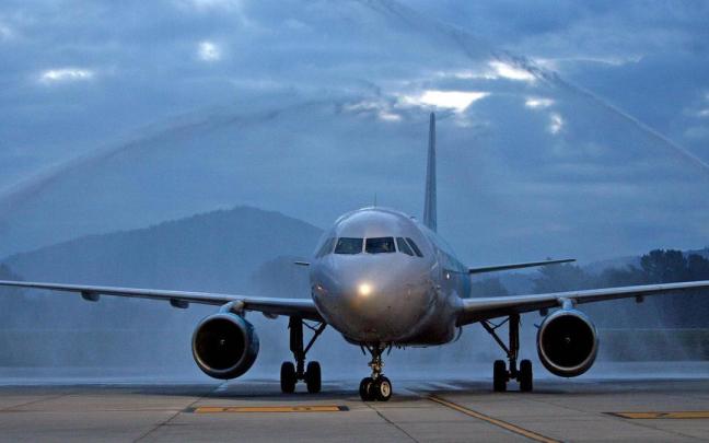 Un avión, en el aeropuerto de Vigo.