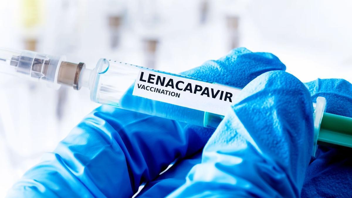 Un sanitario prepara una dosis de Lenacapavir