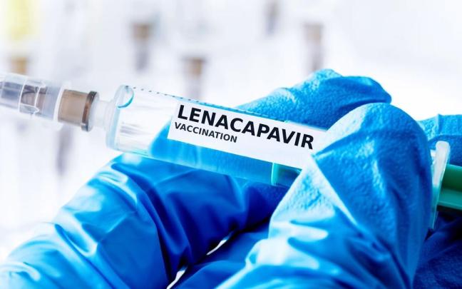 Un sanitario prepara una dosis de Lenacapavir