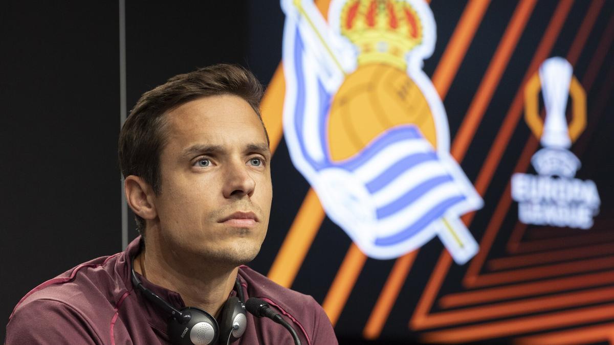 David Hubert, durante la rueda de prensa previa al partido. / JUAN HERRERO / EFE