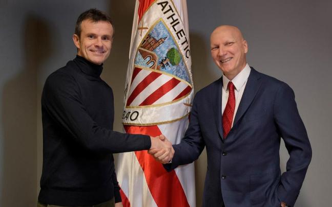 El presidente del Athletic, Jon Uriarte, y el dirigente de S3Global, Laurence Leydier.