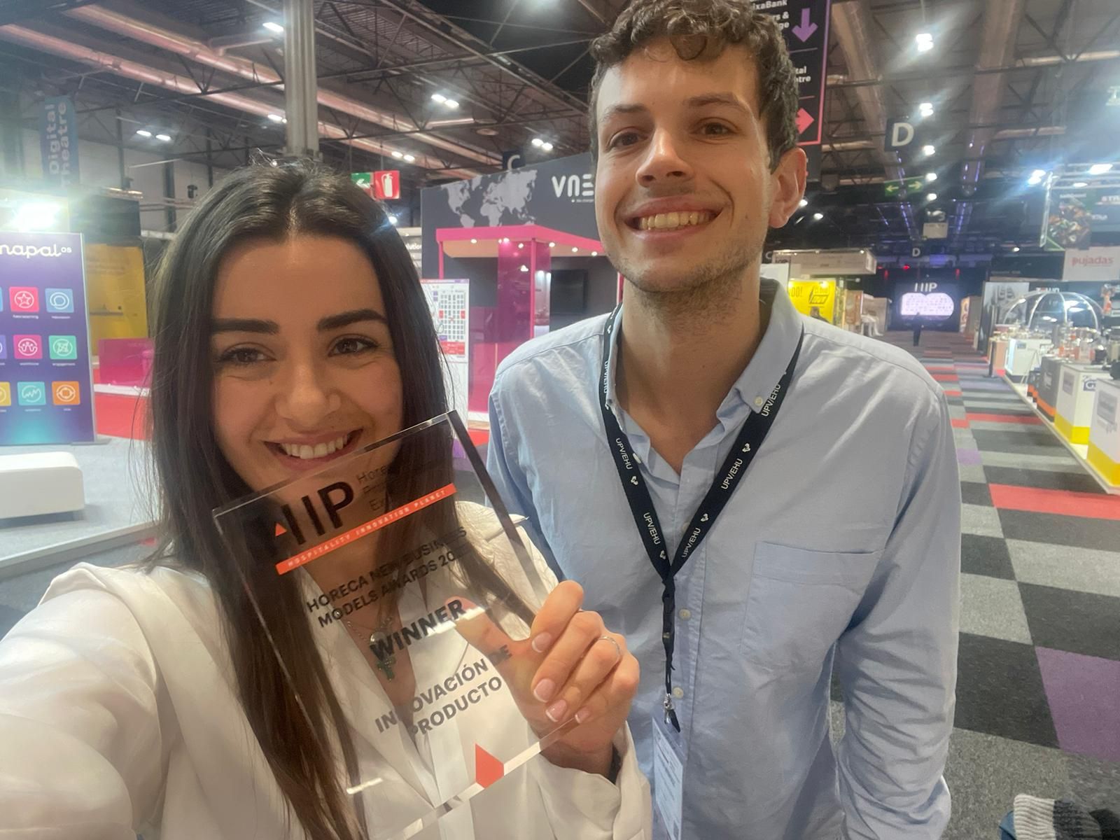 Los jóvenes creadores de las golosinas con alcohol, con el galardón