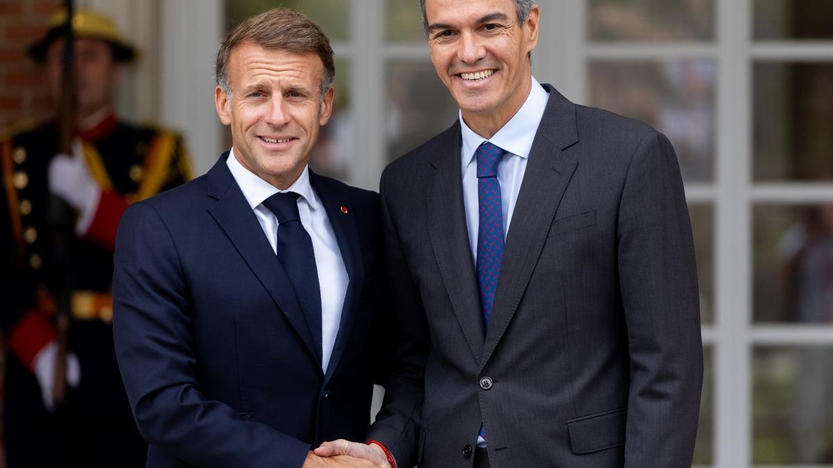 El presidente del Gobierno español, Pedro Sánchez, recibe al presidente de la República Francesa, Emmanuel Macron.