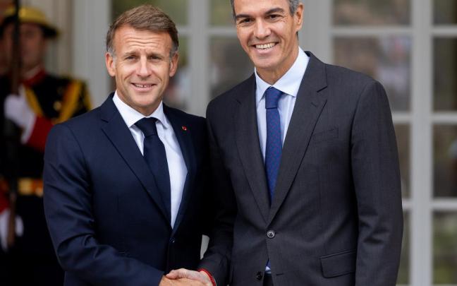 El presidente del Gobierno español, Pedro Sánchez, recibe al presidente de la República Francesa, Emmanuel Macron.