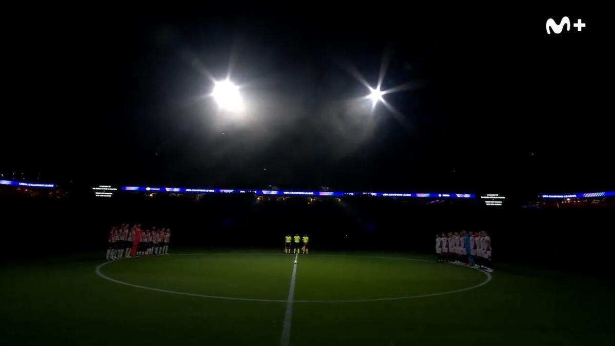 El Philips Stadion de Eindhoven, casi a oscuras durante el minuto de silencio.