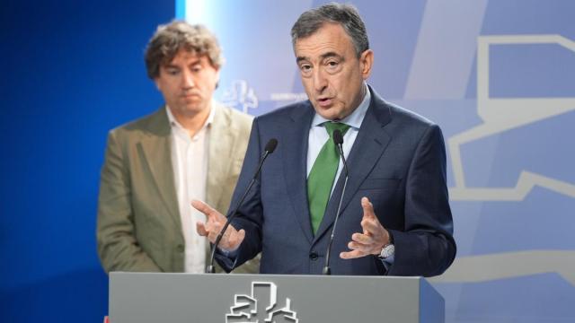El secretario general del PSE-EE, Eneko Andueza, y el presidente del EBB, Aitor Esteban