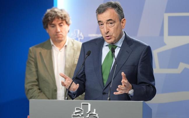 El secretario general del PSE-EE, Eneko Andueza, y el presidente del EBB, Aitor Esteban