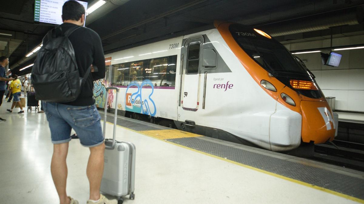 Pasajeros esperando el tren de Renfe Rodalies