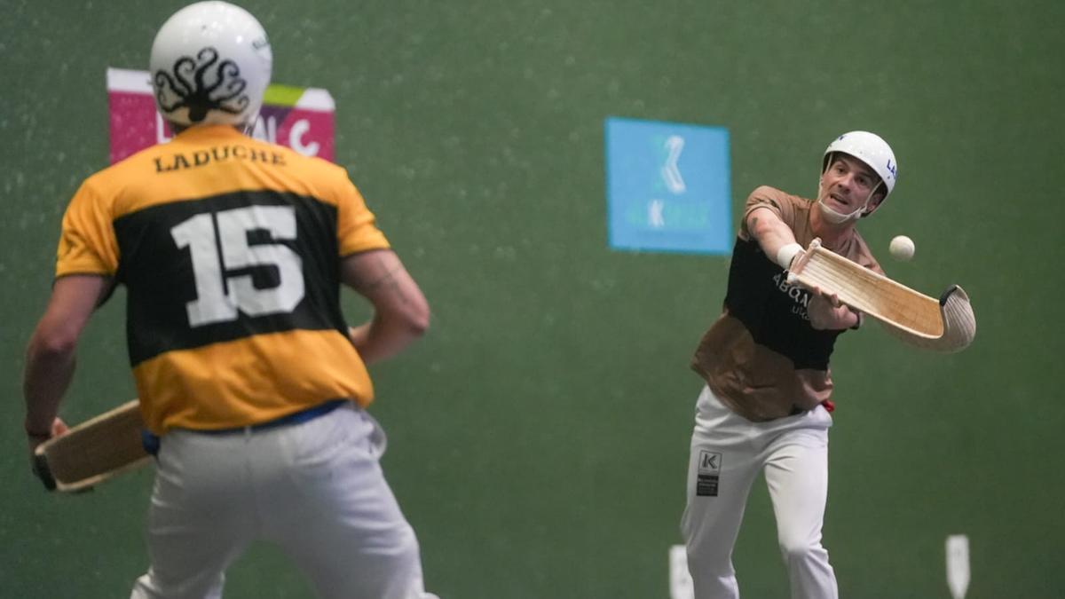 Xabier Barandika rebotea ante Laduche en el Club Deportivo.