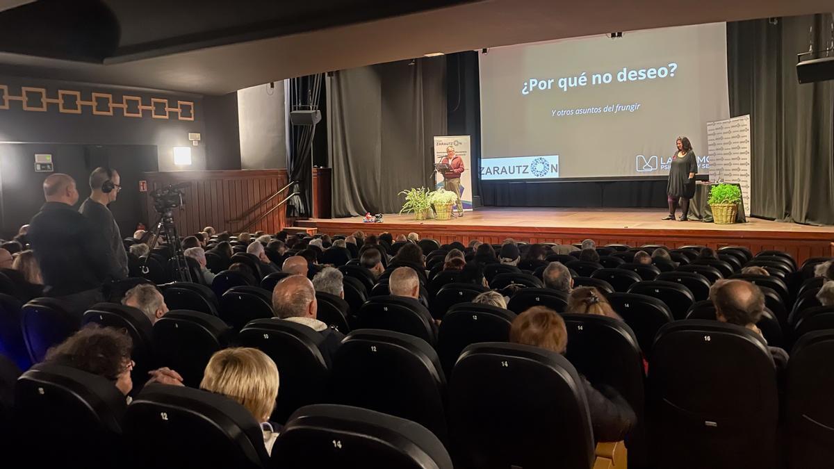 Laura Morán en la charla que dio el martes, junto a los asistentes.