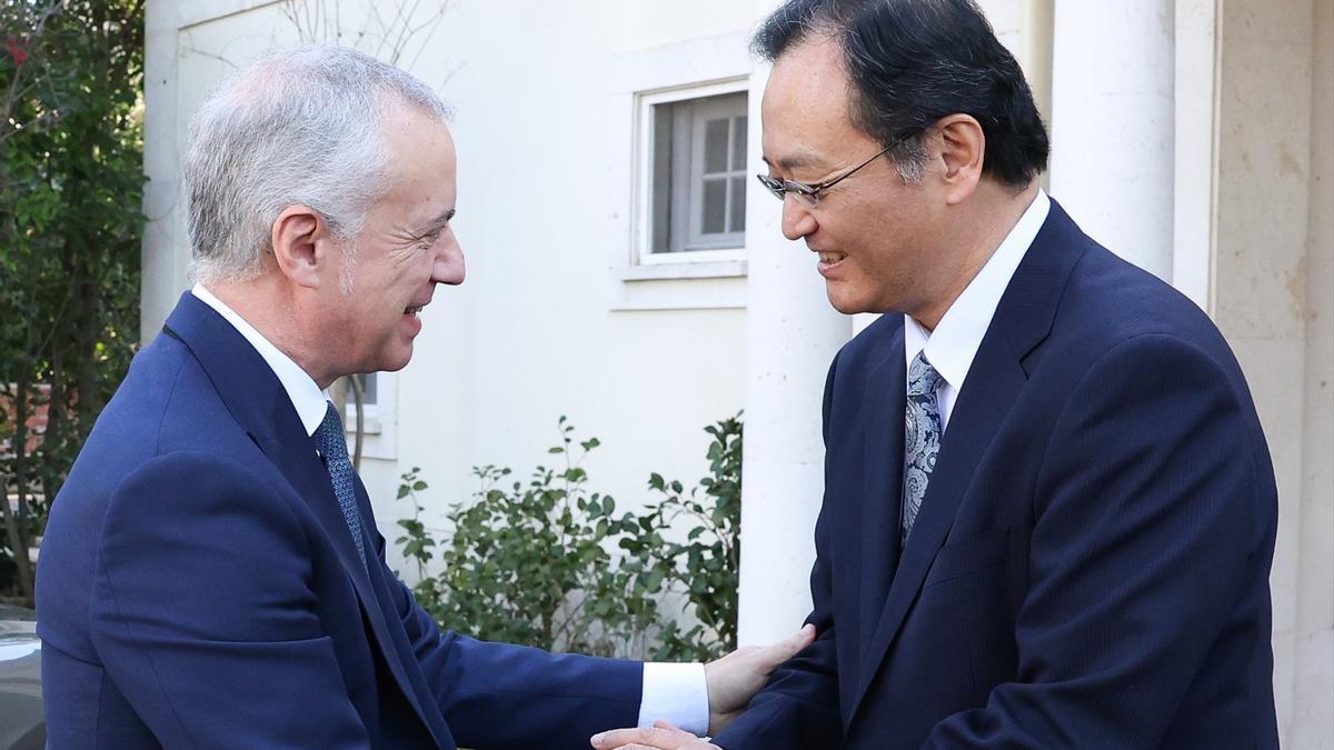 Iñigo Urkullu y el embajador del Japón, Takahiro Nakamae, en una imagen de archivo.