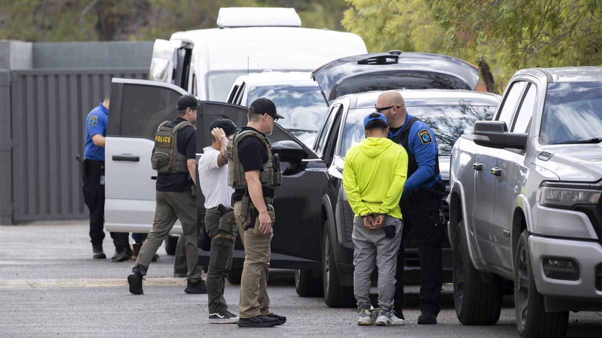 Agentes del ICE deteniendo a migrantes en Arizona.