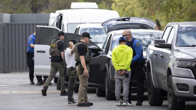 Agentes del ICE deteniendo a migrantes en Arizona.