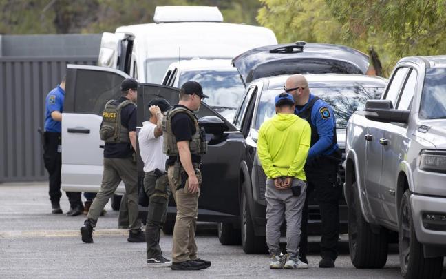 Agentes del ICE deteniendo a migrantes en Arizona.