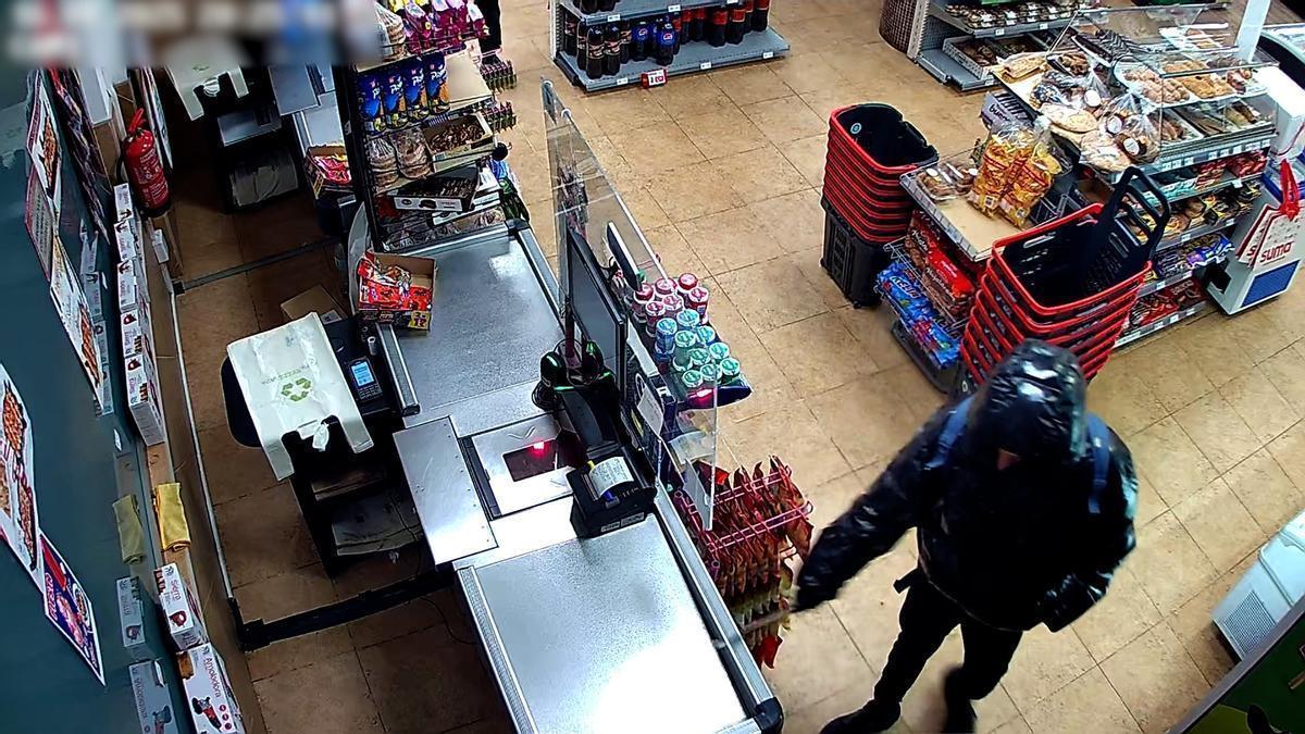 Uno de los atracos investigados en la operación 'Suma 0', captado por las cámaras de seguridad del establecimiento.