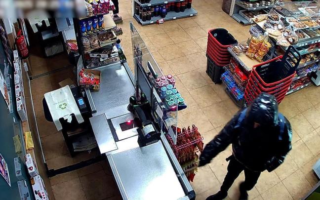 Uno de los atracos investigados en la operación 'Suma 0', captado por las cámaras de seguridad del establecimiento. / EP Uno de los atracos investigados en la operación 'Suma 0', captado por las cámaras de seguridad del establecimiento.