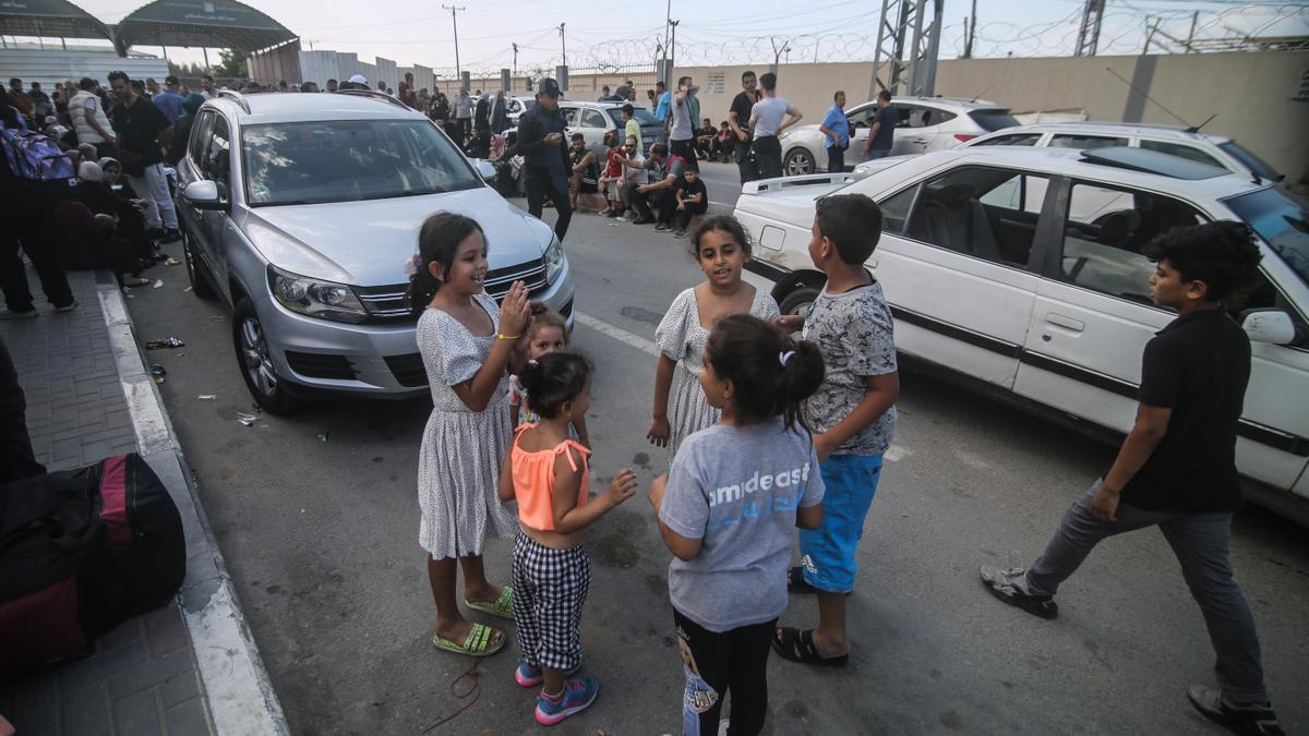 Numerosos personas se concentran a la entrada del paso de Rafá para poder acceder a Egipto.