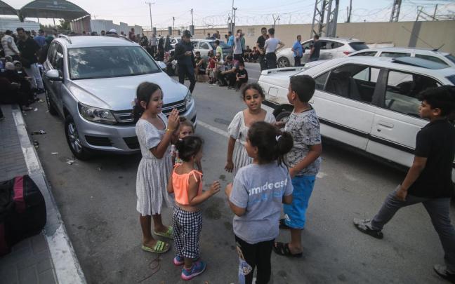 Numerosos personas se concentran a la entrada del paso de Rafá para poder acceder a Egipto.