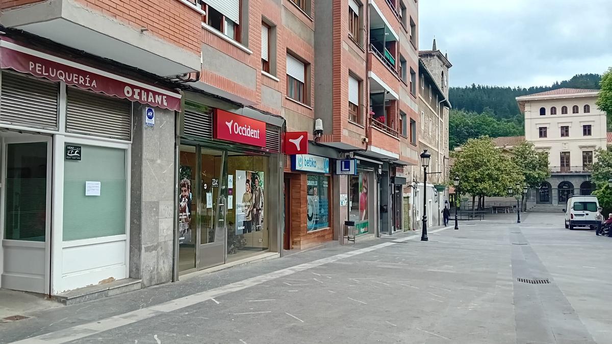 Locales comerciales en el centro del casco urbano de la villa de Ugao