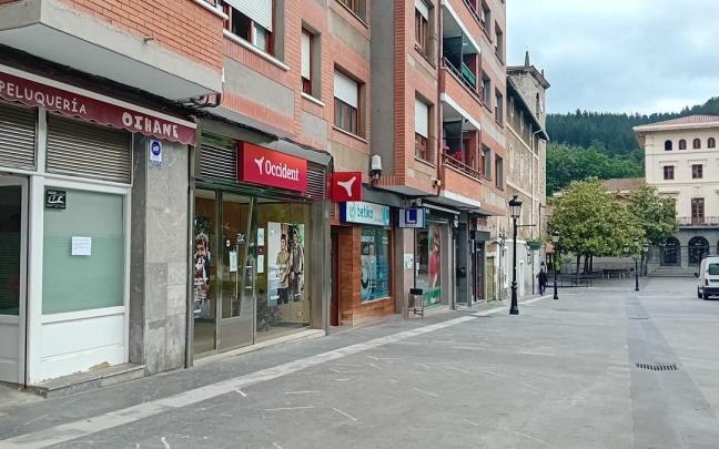Locales comerciales en el centro del casco urbano de la villa de Ugao