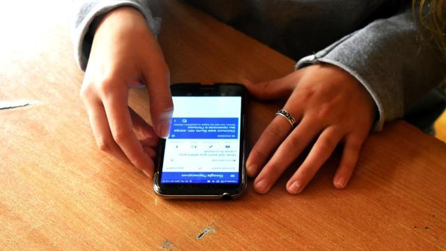 Una joven usa la aplicación de traducción.