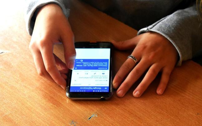 Una joven usa la aplicación de traducción.