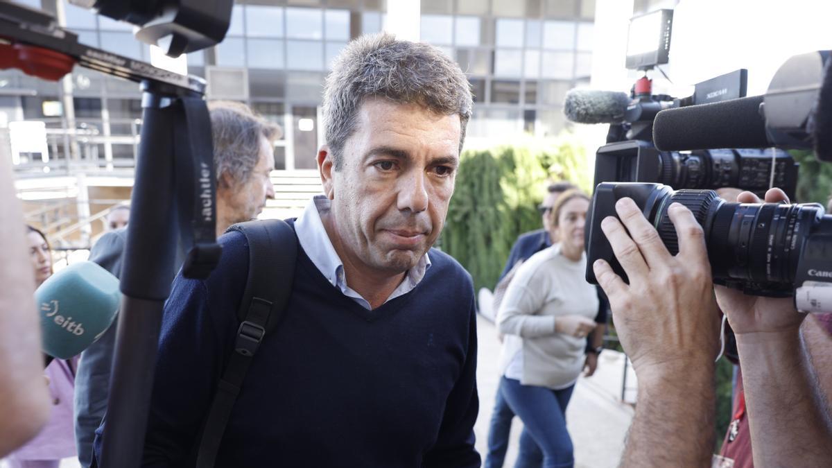 Carlos Mazon , a su llegada al centro de emergencias de L'Eliana.