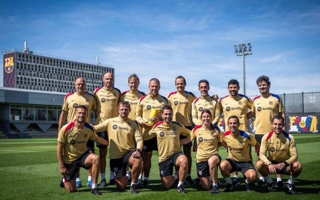 Fotografía del staff técnico del Barcelona. Yon Álvarez es el segundo empezando por la derecha en la fila de abajo. / FC BARCELONA
