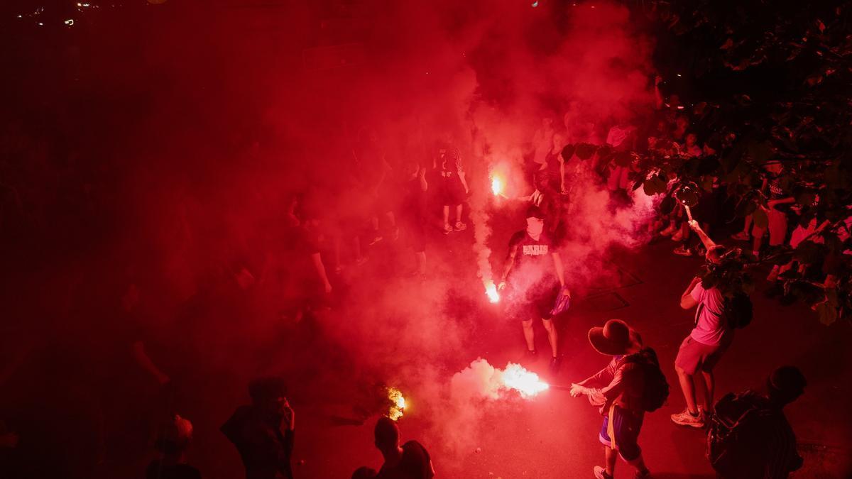 Aficionados del PSG celebran su segunda Champions consecutiva.