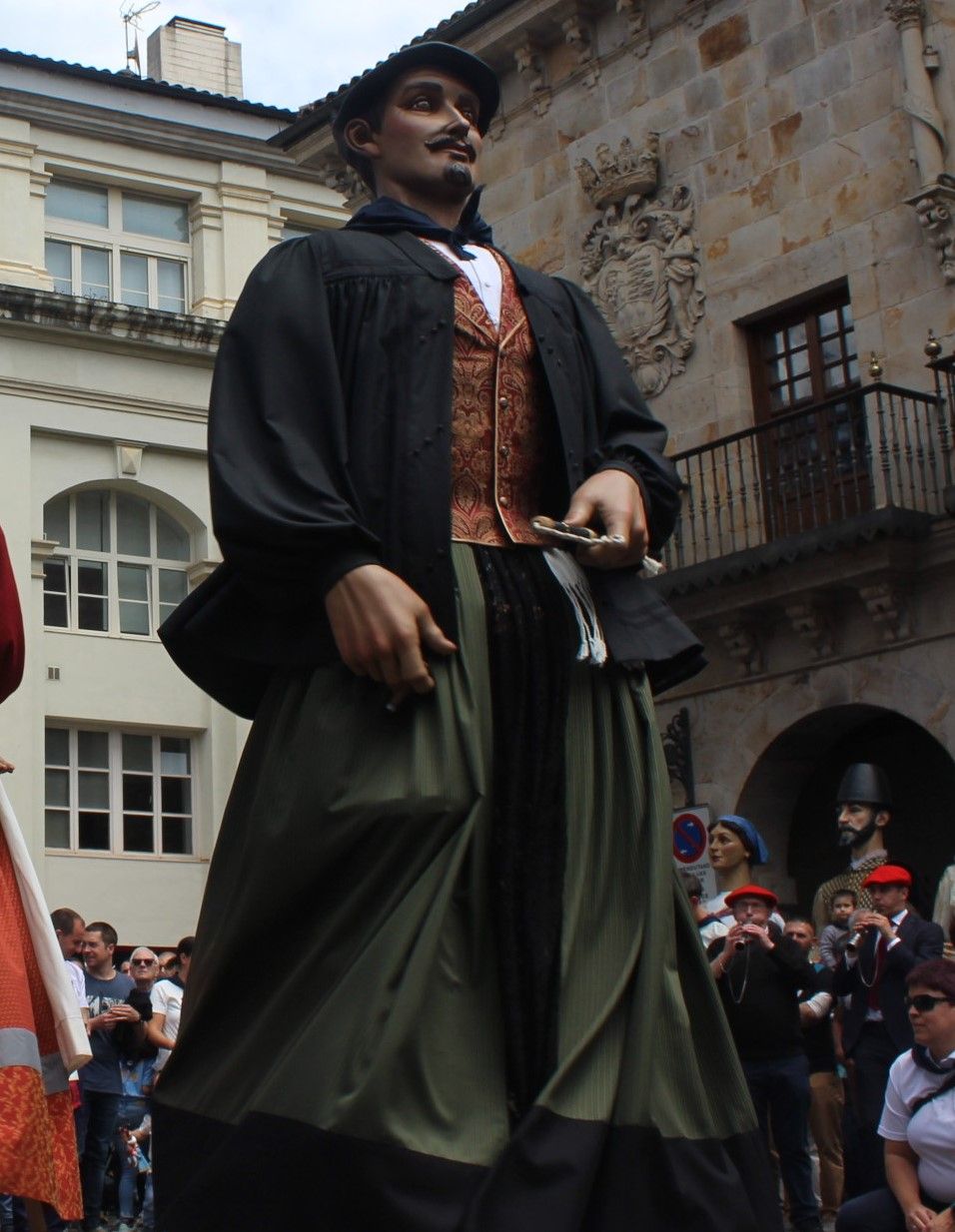 'Krixkitin' en su puesta de largo, luciendo un puro en una de sus manos.