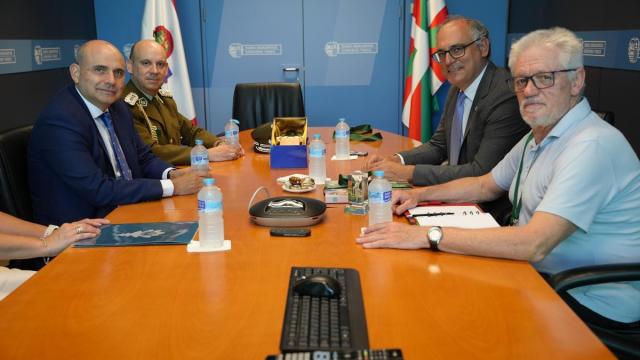Representantes de la Embajada de Chile visitan las instalaciones de la Ertzaintza y la Academia Vasca de Policía