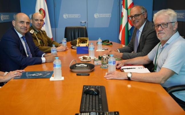 Representantes de la Embajada de Chile visitan las instalaciones de la Ertzaintza y la Academia Vasca de Policía