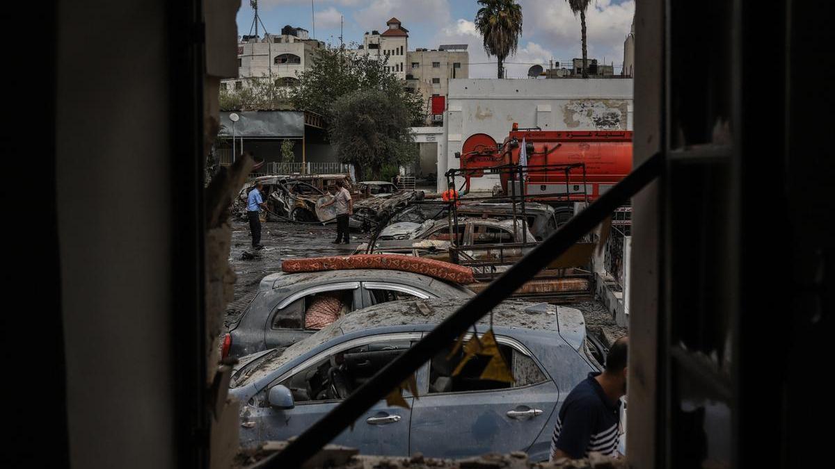 Varios palestinos inspeccionan los destrozos causados por el ataque a un hospital.