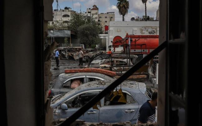 Varios palestinos inspeccionan los destrozos causados por el ataque al hospital de Gaza. Varios palestinos inspeccionan los destrozos causados por el ataque al hospital de Gaza.