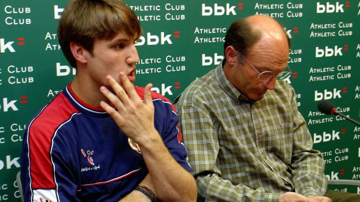 Carlos Gurpegi y el médico del club, Sabino Padilla