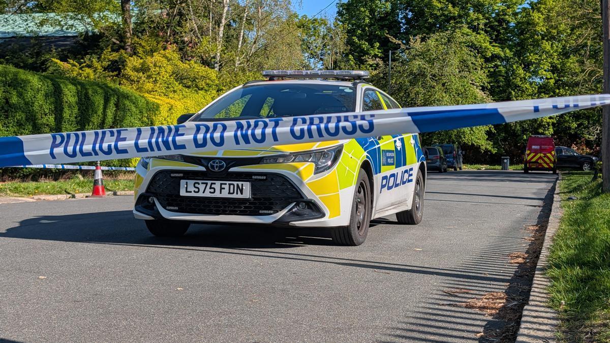 La policía británica acude a una sinagoga tras uno de los ataques.